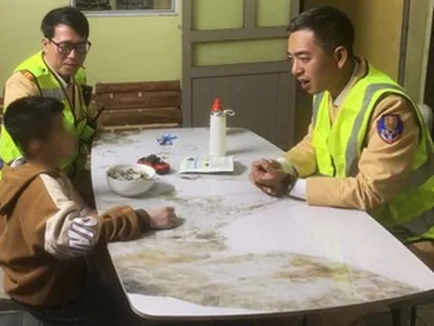 Tuần tra đêm giao thừa, CSGT phát hiện bé trai đi lạc trên cao tốc