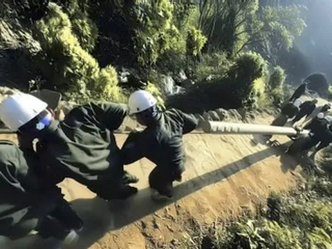 Kỳ tích 'cõng' điện lên cổng trời Sáng Nhè: Mùa xuân bừng sáng trong mắt người