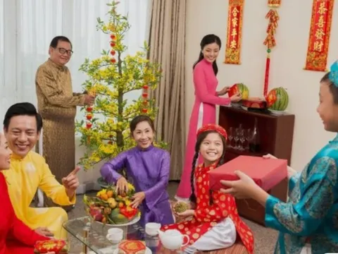 “Mồng một Tết cha, mồng hai Tết mẹ, mồng ba Tết thầy”: Giữ Tết là giữ đạo làm người