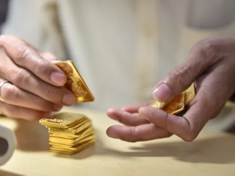 Giá vàng bật tăng mạnh vì tin ‘Mỹ sẵn sàng tấn công Iran’