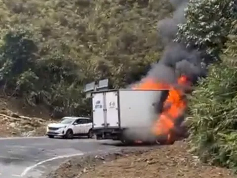 Xe tải bốc cháy ngùn ngụt trên đèo Khánh Lê