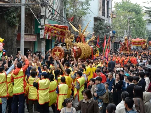 Hàng ngàn người tham dự lễ hội rước pháo Đồng Kỵ