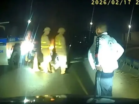 CLIP: Tài xế ô tô dừng xe giữa đường tranh cãi sau khi đã uống bia rượu