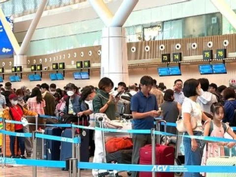 Hơn 170.000 khách 'đổ bộ', sân bay Tân Sơn Nhất lập đỉnh ngày mùng 4 Tết