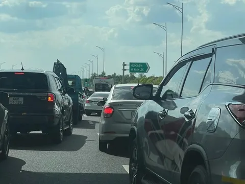 Dòng xe đổ dồn về TPHCM sau Tết, CSGT phải “đóng – mở” cao tốc liên tục