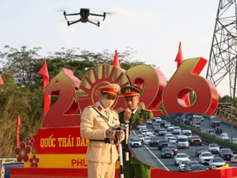 CSGT dùng flycam giám sát giao thông, xử lý xe khách ở cửa ngõ phía Nam Hà Nội