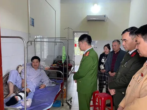 Thiếu tá công an bị kẹt tay, phải đu người theo xe ô tô của “ma men”