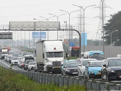 Chưa hết nghỉ Tết, cửa ngõ Hà Nội đã đông đúc phương tiện trở lại