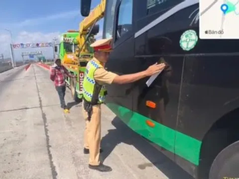 CSGT niêm phong xe khách trên cao tốc