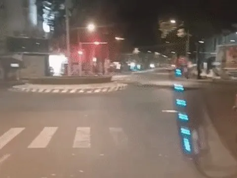 Đoàn xe đạp vượt đèn đỏ, chạy ngược chiều qua giao lộ ở TPHCM