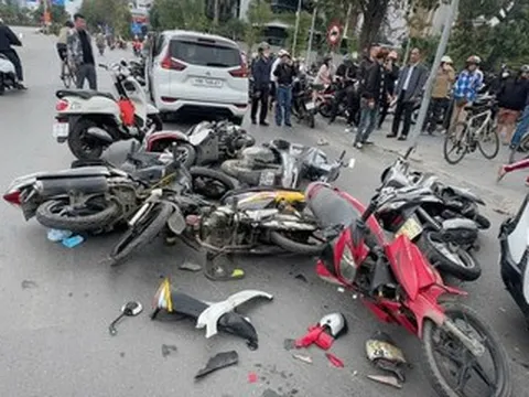 Ô tô 'điên' tông hàng loạt xe máy đang dừng đèn đỏ ở Hải Phòng