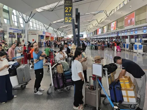 Mùng 5 Tết, sân bay Tân Sơn Nhất duy trì đón 170.000 lượt khách, vé máy bay vào Nam đắt đỏ
