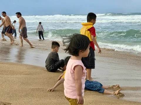 Cứu 2 du khách bị sóng cuốn ra xa bờ khi tắm biển Tuy Hòa