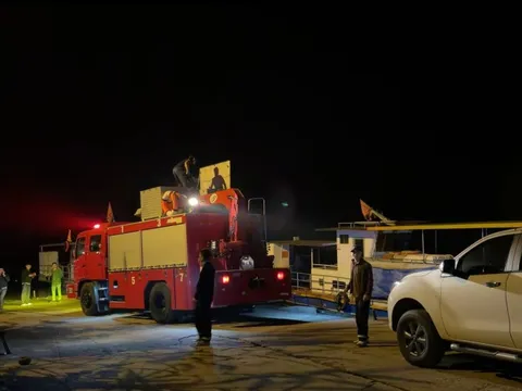 Chìm tàu khách chở 23 người trên hồ Thác Bà sau va chạm với phà chở đá, 6 người mất tích