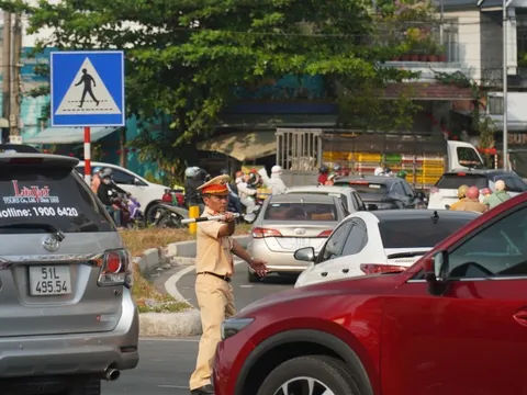 Quốc lộ 1 ùn ứ, tài xế tìm đường vào cao tốc TP.HCM - Trung Lương dù đã bị chặn