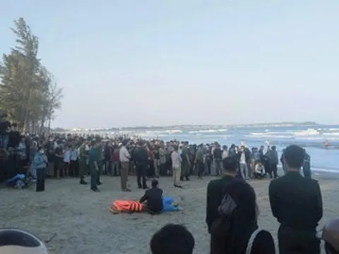 Ba cha con bị đuối nước khi tắm biển ở Quảng Ngãi