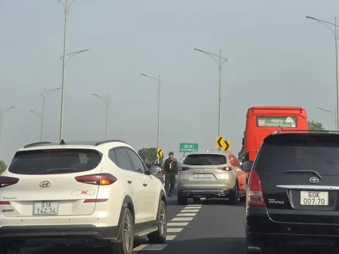 Luân phiên đóng, mở nhiều đoạn cao tốc từ Lâm Đồng về TP.HCM để tránh ùn ứ