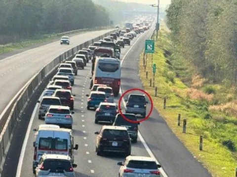 Dòng ô tô ùn ứ trên cao tốc về TPHCM, tài xế bất chấp chạy vào làn khẩn cấp