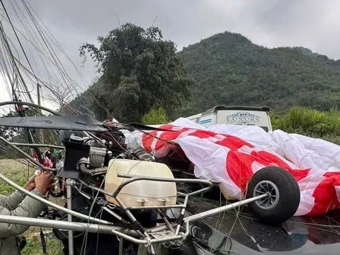 Dù lượn bất ngờ rơi trúng ô tô đang chạy trên quốc lộ