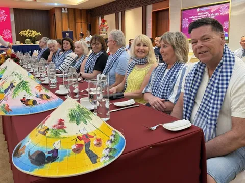 Mùng 5 Tết: Khách quốc tế đến TP.HCM bất ngờ với tiền lì xì, nhận tranh thư pháp