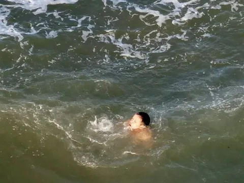 Cha mất tích, con trai tử vong khi tắm biển Mỹ Khê mùng 5 Tết, một bé gái được cứu sống