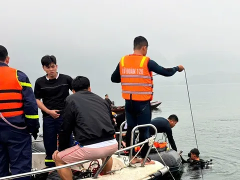 Lực lượng người nhái Hải quân tìm thấy 1 nạn nhân vụ lật tàu khách tại hồ Thác Bà