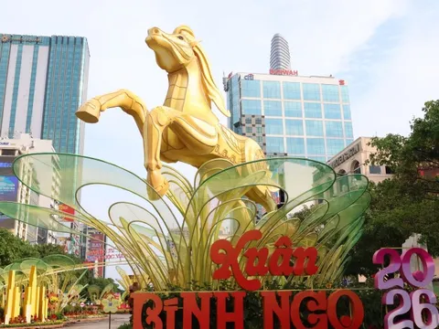 Đường hoa Nguyễn Huệ giữ lại hai đại cảnh thêm một tháng