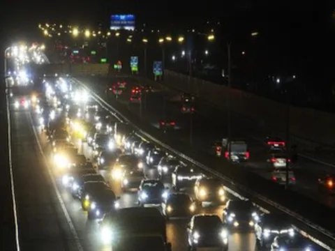 Nửa đêm mùng 5 Tết, dòng ô tô vẫn ùn ùn trở lại Hà Nội