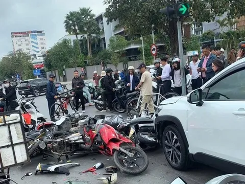 Ô tô tông hàng loạt xe máy chờ đèn đỏ, 2 người nhập viện