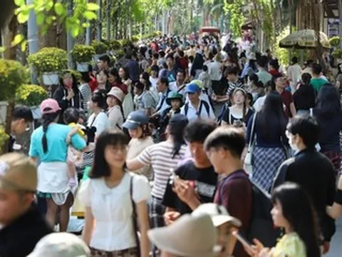 TPHCM: Đường hoa, khu vui chơi ken đặc khách ngày cuối kỳ nghỉ Tết Bính Ngọ