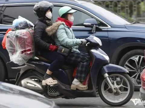 Mưa lất phất, dòng người lỉnh kỉnh hành lý ùn ùn trở lại Hà Nội ngày cuối nghỉ Tết