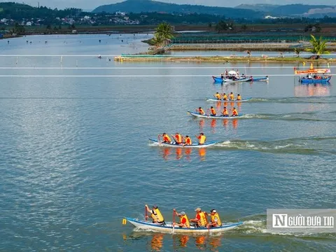 Ngư dân miền biển Đắk Lắk tưng bừng tham gia hội đua thuyền đầu năm