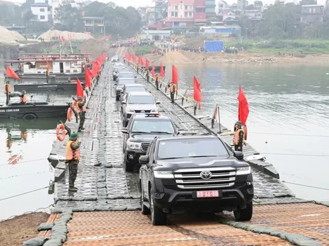 Chính thức thông xe cầu phao sông Lô