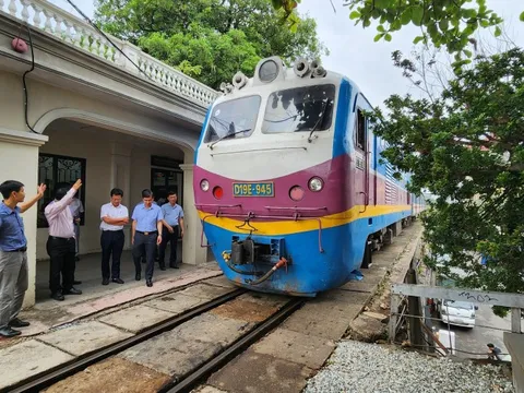 Ngành đường sắt sẽ giảm tần suất chạy tàu khách, tàu du lịch qua trung tâm Hà Nội