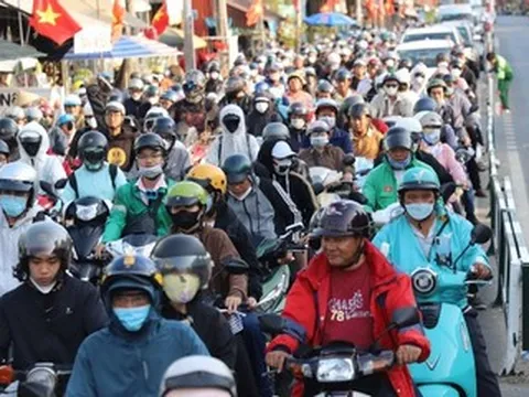 Trở lại TPHCM sau Tết, dòng người kẹt cứng 2km ở phà Cát Lái