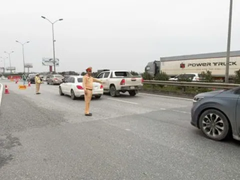 Ùn tắc cao tốc Pháp Vân - Mai Sơn, CSGT phân luồng cho xe đi ngược chiều về Hà Nội