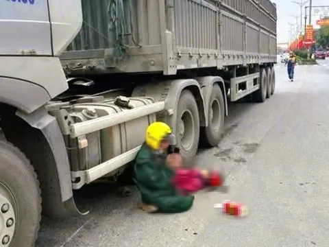 Chồng quỳ gối chắp tay bên thi thể vợ bị xe đầu kéo cán tử vong