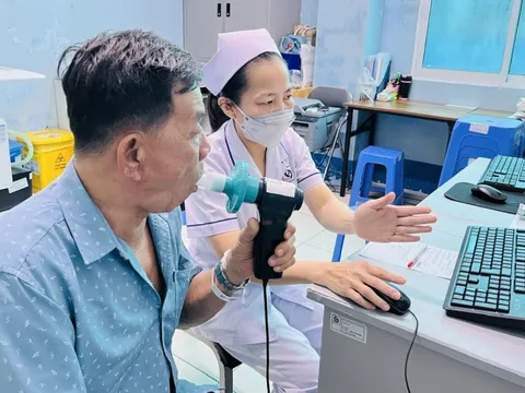 Người lặng lẽ đồng hành cùng hơi thở của bệnh nhân