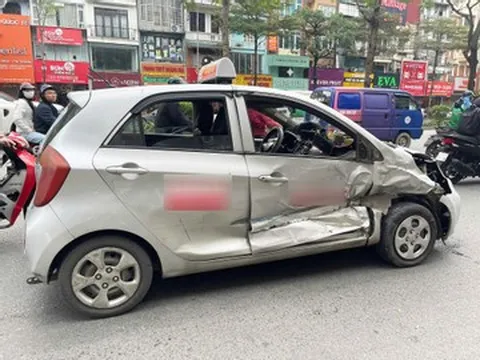 Truy tìm tài xế ô tô tông xe khác trên phố ở Hà Nội rồi bỏ chạy