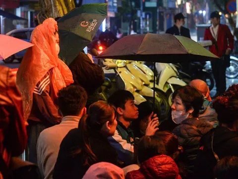 Sát ngày vía Thần Tài, người dân đội mưa xếp hàng từ rạng sáng chờ mua vàng