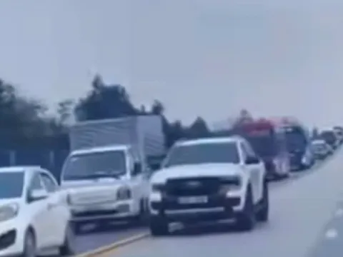 Bất ngờ danh tính tài xế bán tải đi vào làn ngược chiều, liên tục nháy đèn pha trên cao tốc