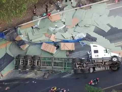 Hiện trường xe container lật trên cầu nối Đồng Nai và TPHCM