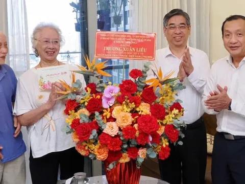 Lãnh đạo TP.HCM thăm, chúc mừng cán bộ y tế lão thành