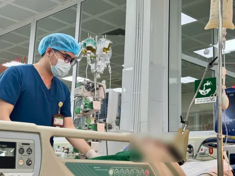 'Mở mắt là uống rượu', người đàn ông nôn ra cả lít máu