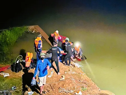 Ô tô lao xuống sông, tài xế tử vong trong cabin