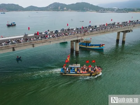 Hàng ngàn người dân Đắk Lắk đội mưa xem lễ hội sông nước Đà Nông