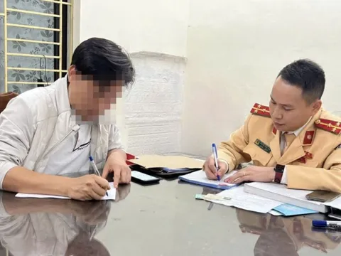 Tài xế ô tô vừa lái xe vừa bế trẻ con trong lòng bị xử phạt