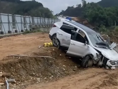 Ô tô lao vào rào chắn công trường trên cao tốc, hành khách bị thanh sắt đâm trúng