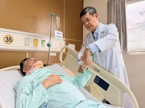 Về nước điều trị cột sống sau 30 năm xa quê, Việt kiều từ Anh hồi phục ngoạn mục