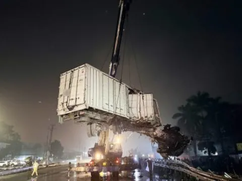 Hiện trường vụ tai nạn giữa ô tô tải và tàu hỏa ở Hà Nội khiến 1 người tử vong